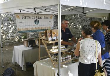 De nombreux consommateurs ont arpenté les allées du marché à la rencontre des producteurs qui proposaient certains de leurs produits à la dégustation. 