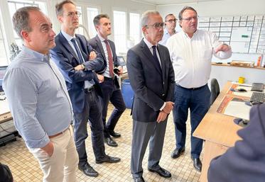 Le 25 juillet, à Bonneval. Le préfet, Hervé Jonathan (au c.), a découvert les coulisses du silo de Bonneval.