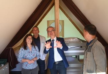 François Bonneau, président de la Région, accompagné de Marc Gricourt, maire de Blois et Christophe Degruelle, président Agglopolys ont visité le camping Les Cabanes du Tertre et rencontré sa gérante Marion Lehoux, mercredi 18 juillet dernier à Cour-Cheverny.