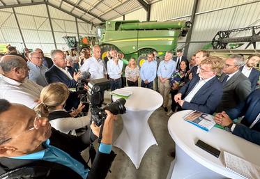 Le 29 juillet, à Sainville. Sous le hangar d'Éric Genty et le feux des médias, les OPA et les représentants syndicaux demandent au ministre Marc Fesneau (à d.) des mesures d'urgence pour soutenir le monde agricole.