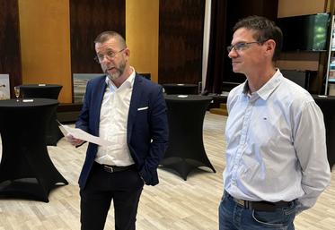 Le Mée-sur-Seine, lundi 24 juin. Gurvan Le Gall, aux côtés de Cyrille Milard, prend la parole à l'issue de son dernier conseil d'administration.