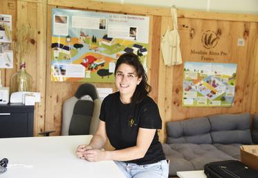 Magali Rocheteau a installé son bureau et son moulin dans un ancien poulailler de la Bergerie Nationale de Rambouillet (Yvelines). 