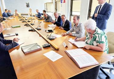 Le 29 juillet, à Chartres. L'ensemble des services contrôleurs, la Chambre, les syndicats, ont signé sous la houlette de l'État en Eure-et-Loir, la nouvelle charte des contrôles des exploitations.