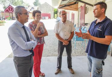 Le 30 juillet, à Sours. Aux côtés de sa mère Blandine et du maire de la commune, Jean-Michel Plault, le brasseur Vincent Crosnier (à d.) décrit au préfet (à g.) les difficultés de la période pour son activité et l'agriculture en général.