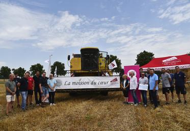 Darvault, mercredi 31 juillet. Les agriculteurs remettent le bénéfice de la moisson du coeur à l'antenne locale des Restos du coeur. 