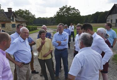 Les Chapelles-Bourbon, vendredi 2 août. Après des échanges au sein d'une grange, le préfet a visité le site de la ferme de Beaumarchais guidé par Brigitte Cant.