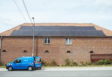 Un bâtiment peut être équipé de panneaux photovoltaïques pour aller vers une pratique d'autoconsommation collective.