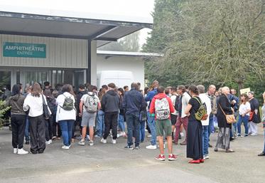 Le 2 septembre, à Sours. Les élèves de la nouvelle classe de 3e et ceux de seconde ont fait leur première rentrée à La Saussaye, dès lundi.