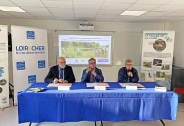 Lundi 2 septembre, à Saint-Laurent-le-Nouan. Le collège Marie-Curie a signé une convention de parrainage d'Espaces naturels sensibles.