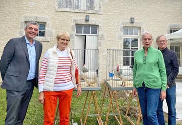 Mardi 10 septembre, à Coulmiers. De g. à d. : David Jacquet, conseiller régional et maire d’Artenay, Elisabeth Manchec, maire de Coulmiers, Hortense Wallet, présidente de l'association des Amis du château de Luz et Guy Fourmont, bénévole au sein de l'association.