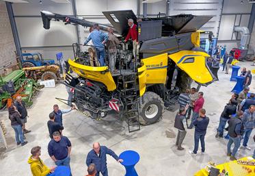 Mercredi 11 septembre, à Châteaudun. L'atelier 4.0 du Campus de Nermont a servi d'écrin à la présentation de la New Holland CR 11 Next Gen.