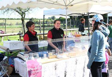 Lucie Oger, gérante de la Fromagerie de Lucie, a fait déguster ses nombreux fromages, dont le cœur de Dêmée ou encore la tomme tourangelle. 