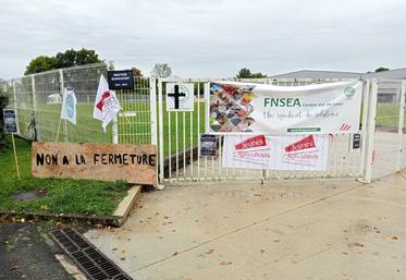 Mercredi 9 octobre, les FNSEA et JA de la région se sont mobilisés contre la fermeture de l'abattoir de Blancafort (Cher). 130 emplois sont menacés.