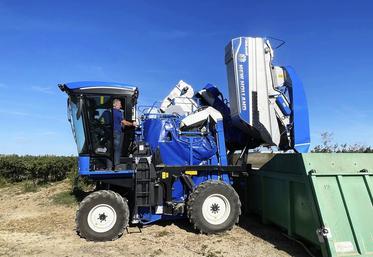 La marque New Holland propose une nouvelle offre de machines à vendanger compactes. 