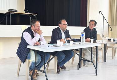 Aurélien Sargeret, vice-président, Paul Dubray, nouveau président de l'union du Val-d'Oise, et Damien Radet, secrétaire général de la FDSEA Île-de-France.