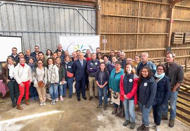 Jeudi 26 septembre, à Thivars. Les membres de Terres d'Eure-et-Loir se sont retrouvés chez Étienne de Saint-Laumer (à d.) pour leur assemblée générale organisée en présence du préfet, Hervé Jonathan (au c.).