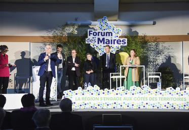 Jeudi 3 octobre, à Champhol. François Bonneau a lancé le 1er Forum des maires d'Eure-et-Loir aux côtés des conseillers régionaux euréliens : Jean-François Bridet, Lionel Geollot, Sylvie Boëns, Harold Huwart et Estelle Cochard (de g. à d.).