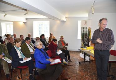 Vendredi 4 octobre, à Saint-Jean-de-Beauregard (Essonne). Jérôme Rosa, responsable de mission au CNPF, détaille les effets du changement climatique sur les forêts lors d'une journée de sensibilisation organisée par Fransylva.