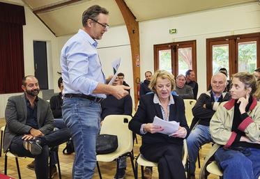 Nonville, mardi 24 septembre. Pascal Verrièle remet à la suppléante du député de la circonscription une copie du projet de loi initié par la FNSEA et les JA.