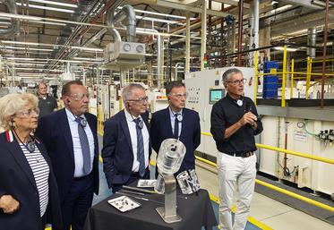 Lundi 9 septembre, à Blois. François Bonneau, président du conseil régional, accompagné de Marc Gricourt, maire de Blois, et de Christophe Degruelle, président d'Agglopolys, ont visité les locaux de l'industriel Phinia qui développe l'hydrogène pour les systèmes à injection. 