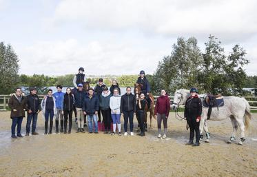 Mardi 8 octobre, à Brou. Les neufs élèves de terminale CGEH* de la MFR de Beaumont-les-Autels et leurs moniteurs ont profité pleinement de cette journée de travail avec le champion olympique Karim Laghouag (6e à d.).