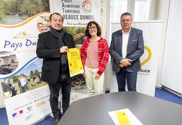 Mercredi 9 octobre, à Châteaudun. La mise en action du PAT* Beauce-Dunois doit beaucoup à l'impulsion d'Éloïse Marche, soulignent les présidents des deux territoires : Hugues d'Amécourt (à g.) et Stéphane Maguet (à d.).