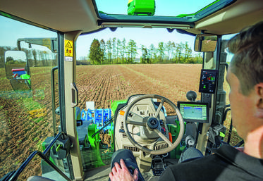 La cabine des 6M de John Deere hérite de la console d’angle déjà existante sur les moissonneuses X9.