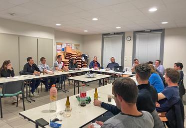 Mardi 8 octobre, à Nesploy. Bureau restreint départemental et responsables cantonaux de JA 45 autour de la même table.