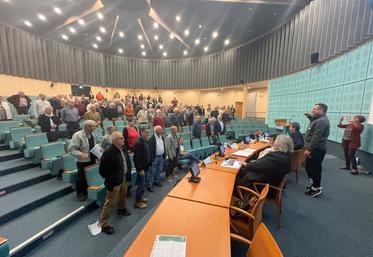 Mardi 15 octobre, à Chartres. Lors de leur assemblée générale, les adhérents de la section des anciens de la FNSEA se sont prêtés à un petit exercice d'équilibre pour les encourager à faire un peu de gymnastique pour bien vieillir.