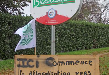 Mercredi 9 octobre, FNSEA et JA se sont mobilisés devant l'abattoir de Blancafort (Cher).