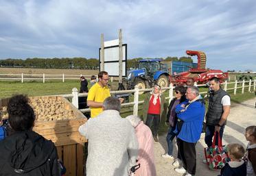 Ferme des Eprunes à Réau (Seine-et-Marne). Aymeric Proffit proposait une visite guidée allant de la plantation dans le champ à la frite. 