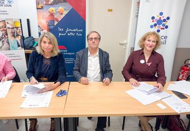 Le 16 octobre, à Gellainville. La directrice d'Aftral, Karine Doteau (à g.), la directrice de l'agence chartraine de France travail, Christine Foulon (à d.) et le conseiller régional, Lionel Geollot, ont signé avec les entreprises bénéficiaires une convention Defi pour six futurs conducteurs routiers.