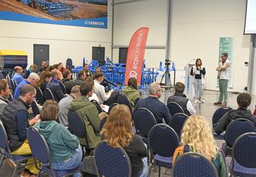 Mercredi 9 octobre, à Boigny-sur-Bionne. Mélanie Lacombe, directrice de CoFarming, a introduit cette journée placée sous le signe de l'agriculture régénérative.