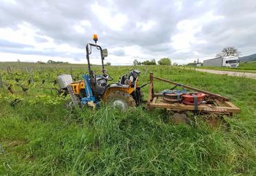 Bien que compacts, les microtracteurs peuvent recevoir des outils interceps entre roues.