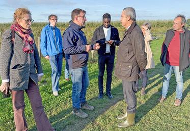 Mardi 29 octobre, à Marville-Moutiers-Brûlé. Le préfet, Hervé Jonathan, a fait le tour de la cueillette des Jardins d'Imbermais avec Jean-Luc Gauthier.