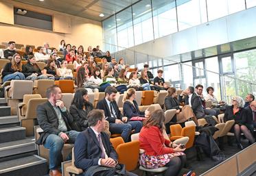 Jeudi 17 octobre, à Vendôme. Pour le lancement de COP'O'lycées, 35 élèves du Legta* de Vendôme et du lycée Ampère ont exposé leurs idées pour la préservation de l'environnement.