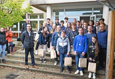 Vendredi 18 octobre, à Montoire-sur-le-Loir. Les élèves du lycée agricole ayant particpé à l’Agricross ont reçu des récompenses, remises par la caisse locale de Crédit mutuel.