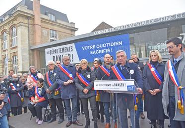 Melun, mardi 5 novembre. Le président du Département, Jean-François Parigi, a conclu la mobilisation à la suite de la prise de parole des différents partenaires de la collectivité locale.