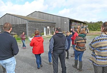 Jeudi 10 octobre, à Saint-Martin-des-Bois. La chambre d'Agriculture a organisé une journée diversification avec la visite de l'exploitation laitière de Sandra Rezeau.