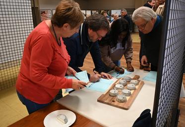 Avant de le déguster, les jurés du Concours régional de fromages ont pris le temps de noter l'aspect esthétique de chaque fromage présent sur leur table.