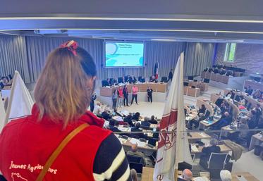 Jeudi 7 novembre, à Orléans. Drapeau hissé, plusieurs présidents des JA de Centre-Val de Loire se sont exprimés devant les 77 conseillers régionaux réunis en session. 