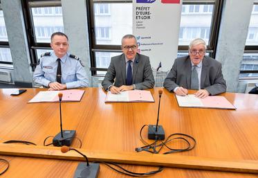 Mardi 12 novembre, à Chartres. Le commandant du groupement de gendarmerie, Julien Andreau (à g.), et le président de la Fédération des chasseurs, Jean-Paul Moktar (à d.), ont signé sous la houlette du préfet, Hervé Jonathan, une convention pour lutter contre les atteintes à l'environnement. 