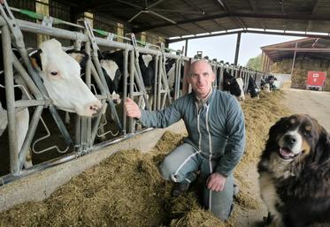 Emmanuel Chameret élève 100 vaches laitières dans la Marne. Il est équipé de deux robots de traite.