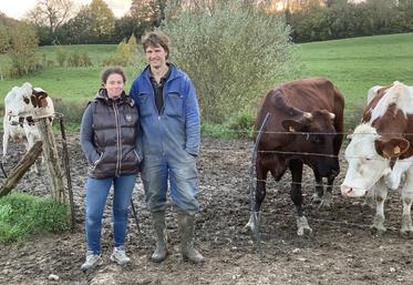 Le collectif permet à Mélanie, Mathieu (photo de g.), Pierre et Olivia (photo de d.) de préserver leur vie de famille respective, et d’aller plus loin dans leur projet agricole.