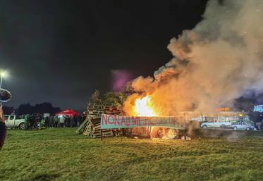 Lundi 18 novembre, à Chartres. La colère gronde au sein des adhérents de la FNSEA et de Jeunes agriculteurs d'Eure-et-Loir qui allument un feu pour l'exprimer.