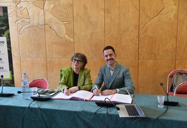 Fontainebleau (Seine-et-Marne), mardi 15 octobre. Béatrice Rucheton, vice-présidente du conseil départemental de Seine-et-Marne, et Mathieu Delcambre, président de l'Union forestière des collectivités, signent une convention. 