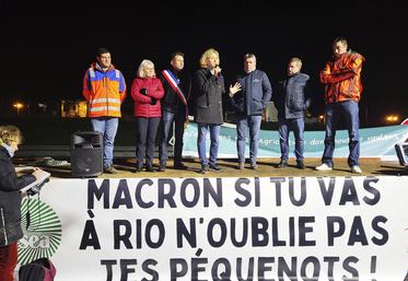 Dimanche 17 novembre, à Vélizy-Villacoublay (Yvelines). Valérie Pécresse, présidente du conseil régional, accompagnée notamment de Valérie Lacroute, sa vice-présidente en charge de l'agriculture et de l'alimentation, est venue sur le point de blocage en début de soirée.