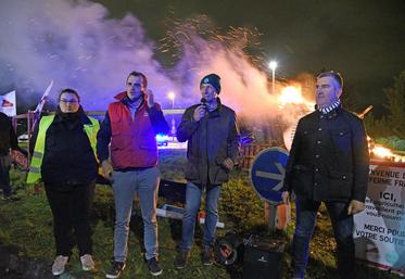 Lundi 18 novembre, à Orléans. C'est après avoir allumé un feu de la colère que les représentants de la FNSEA 45 et de JA 45 ont fait part de leurs revendications devant les élus locaux venus nombreux pour les soutenir.