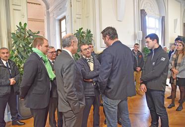 Meaux, lundi 18 novembre. À son arrivée, le ministre de l'intérieur, accompagné du maire, Jean-François Copé, et du président du Département, Jean-François Parigi, est allé à la rencontre des agriculteurs présents.