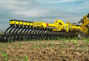 Le Roto-master RMN de Bednar désherbe mécaniquement la parcelle et décroûte le sol afin de l'aérer et d'améliorer la rétention de l'humidité.